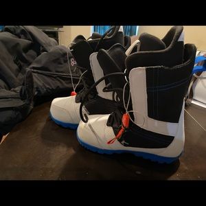 MENS size 10 Burton snowboarding boots. BRAND NEW CONDITION.